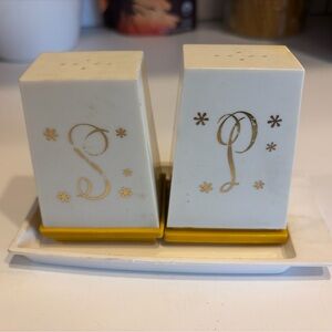 Vintage Mid Century Modern Starburst Plastic Salt And Pepper Shakers With Tray